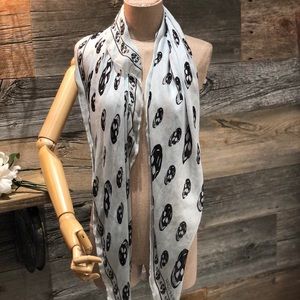 Alexander McQueen light gray 100% silk skull scarf